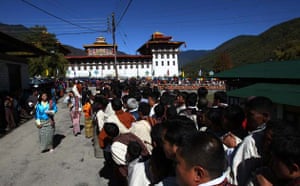 bhutan king fifth crowns its majesty grounds thang greets ceremonial guardian