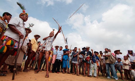 A Wayúu man shoots an arrow