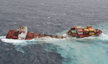 Cargo Ship Rena Breaks Up Off New Zealand New Zealand The Guardian