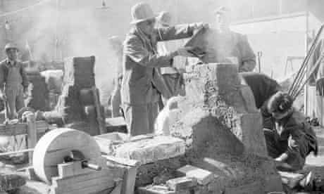 Constructing a rudimentary smelting steel furnace during the Great Leap Forward