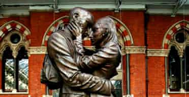 The Meeting Place by Paul Day, a statue of lovers in St Pancras station