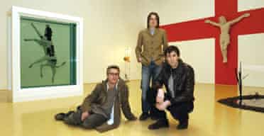Angus Fairhurst (far right), Sarah Lucas (centre) and Damien Hirst at Tate Britain in 2004