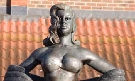 Diana Dors sculpture in Swindon