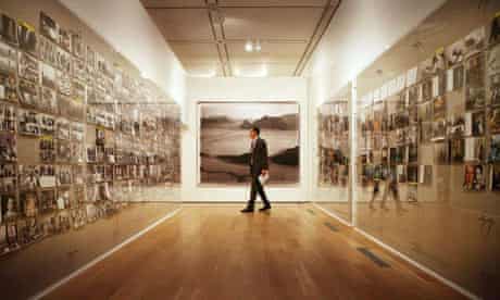 A visitor to the Annie Leibovitz: A Photographer's Life, 1990-2005 exhibition