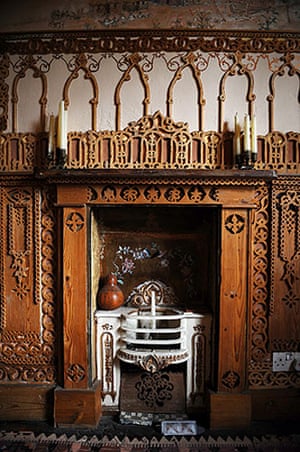 Gallery Khadambi Asalche's home: Khadambi Asalche's home: fireplace