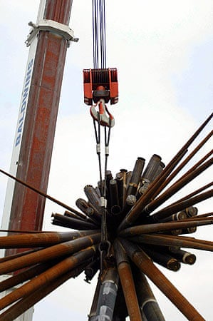 B of the Bang: Erecting the sculpture