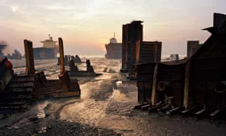 Shipbreaking #13, Chittagong, Bangladesh, 2000, by Edward Burtynsky.