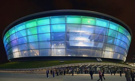 Rod Stewart road-tests Glasgow's SSE Hydro – with bagpipes and balloons ...