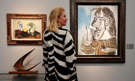 A woman enjoys Picasso’s Le Peintre at Frieze Masters