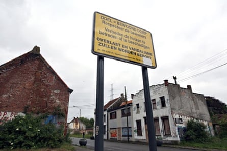 A street sign reminding visitors to Doel to respect the residents.