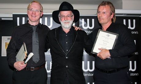 Terry Pratchett with the winners of the Anywhere But Here, Anywhen But Now award