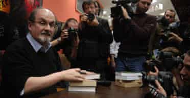 Salman Rushdie signs copies of Shalimar the Clown in Budapest, Hungary