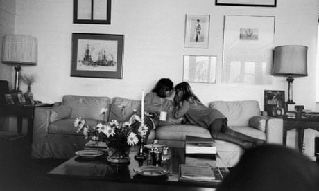 Joan Didion and her daughter on a couch at their Malibu home in 1976