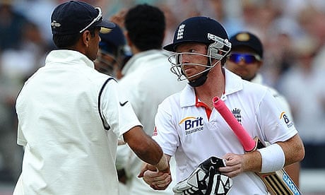 Ian Bell shakes hands with Rahul Dravid