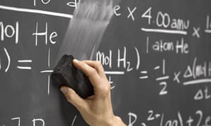 Mano que borra matemáticas ecuaciones en la pizarra del aula