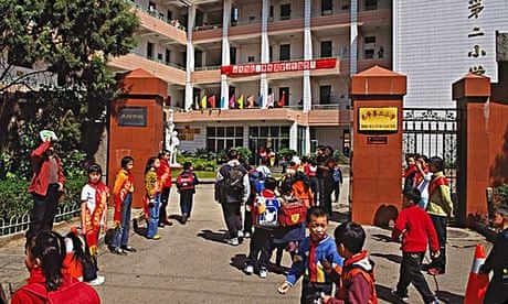 Children enter gate of Dong Hua primary school