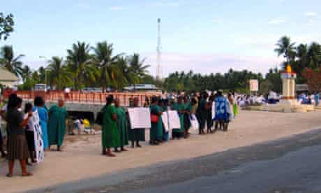 MDG: Many i-Kiribati gathered outside the Tarawa Climate Change  Conference , Kiribati