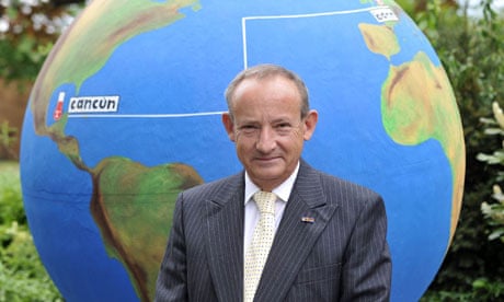 Yvo de Boer in front of a globe showing Cancun, Mexico