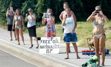 BP Deepwater Horizon oil spill : Bystanders watch the motorcade carrying President Barack Obama