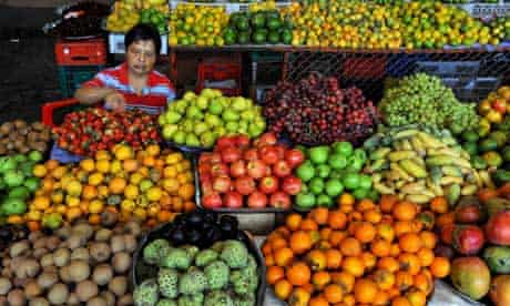 MDG : Food in Colombia : A Colombian fruit vendor in La Alameda market in Cali