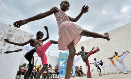 MDG : South to South Aid : Brazilian ONG in Haiti : Children practice capoeira