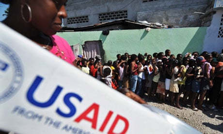 MDG : USAID :People queue to receive items at a USaid distribution point in Port-au-Prince 