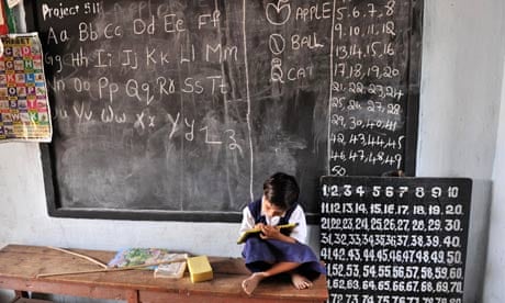 MDG : India schools : Indian school girl writes on a slate 