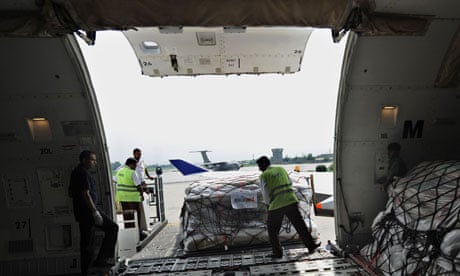 MDG : UK Aid : Pakistani airport employees unload relief goods 