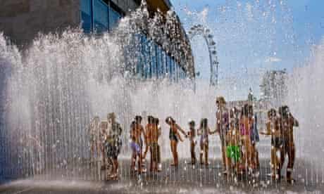 Duncan climate change FAQ : Children play in the fountains on the South Bank, London