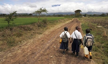 MDG : Education in Tanzania : students walk to school