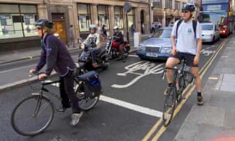Bike blog : Cyclists stop in ASZ at a red light on Moorgate in London