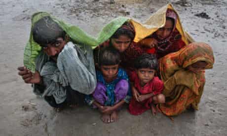 Climate refugees : Family members, displaced by floods in the Badin district, Pakistan