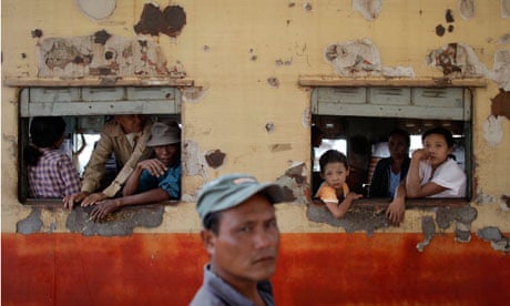MDG : Myanmar alias Burma today : People traveling towards Yangon