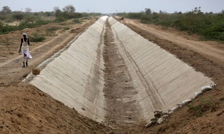 MDG : climate change :  dried Amrapur branch canal, India state of Gujarat