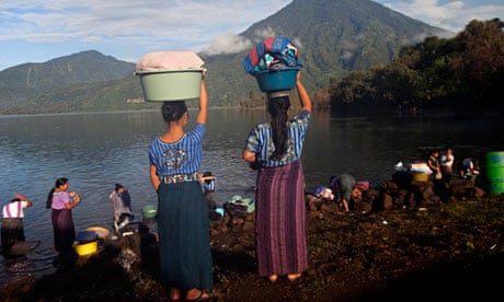 MDG : Guatemala : Aid Effectiveness : Women look for a spot to wash clothes at the Atitlan Lake