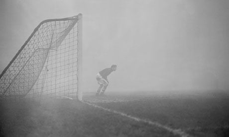 1952 smog crisis : Arsenal goalkeeper Jack Kelsey peers into the fog