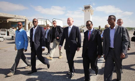 MDG : Somalia : British Foreign Secretary William Hague in Mogadishu reviews AMISOM troops