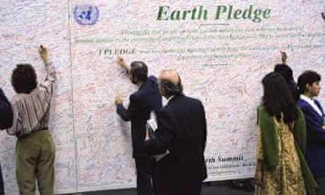 MDG : Rio+20 : 1992 Rio UNCED conference : Participants sign the Earth Pledge
