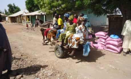 MDG : Sahel crisis : Gambia : Farmers receiving relief supplies in Central River Region