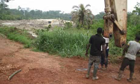 MDG : Ghana : Illegal mine near millennium village