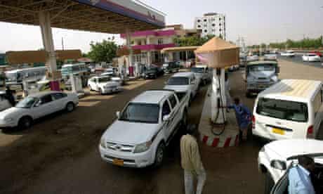 MDG : Sudan austerity measures : Sudanese queue in a petrol station in Khartoum