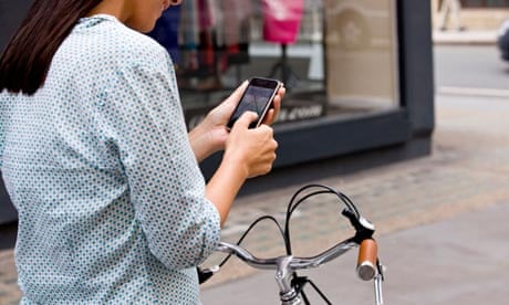 Bike blog : Google Maps' cycle routes : cyclist looking at a map on her mobile phone