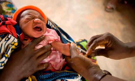 MDG : A child receives vaccination against tuberculosis in Benin