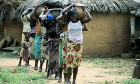 MDG : Water scarity in Africa : Nigeria : Young women and girls carry water