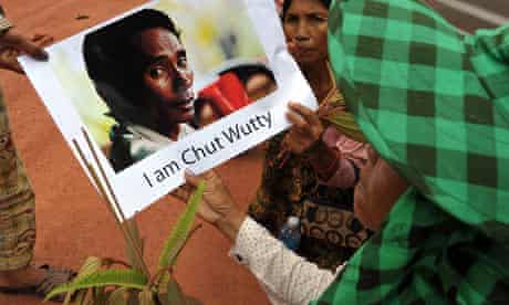 MDG : Cambodia landgrab : Cambodian mourn Chhut Vuthy, environmentalist Chut Wutty