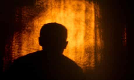 MDG : Silhouette of a man on a wall