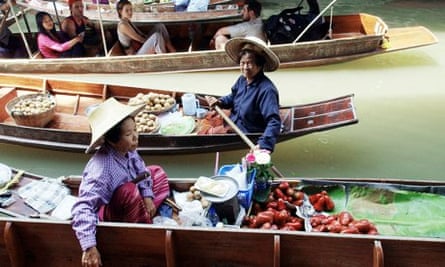 MDG : Tourist boats cruise past Thai villagers selling fruits on a canal