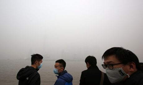 Air pollution in Shanghai, China : Tourist with protective masks visit the Bund in dense haze 