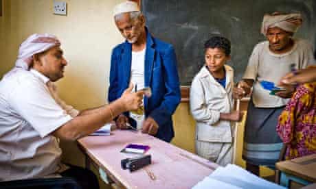 MDG Cash Transfer in Yemen : Yemen Post Office staff distribution cash grants 