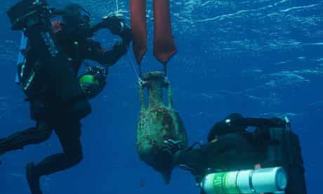 Antikythera shipwreck expedition : Divers recover an amphora